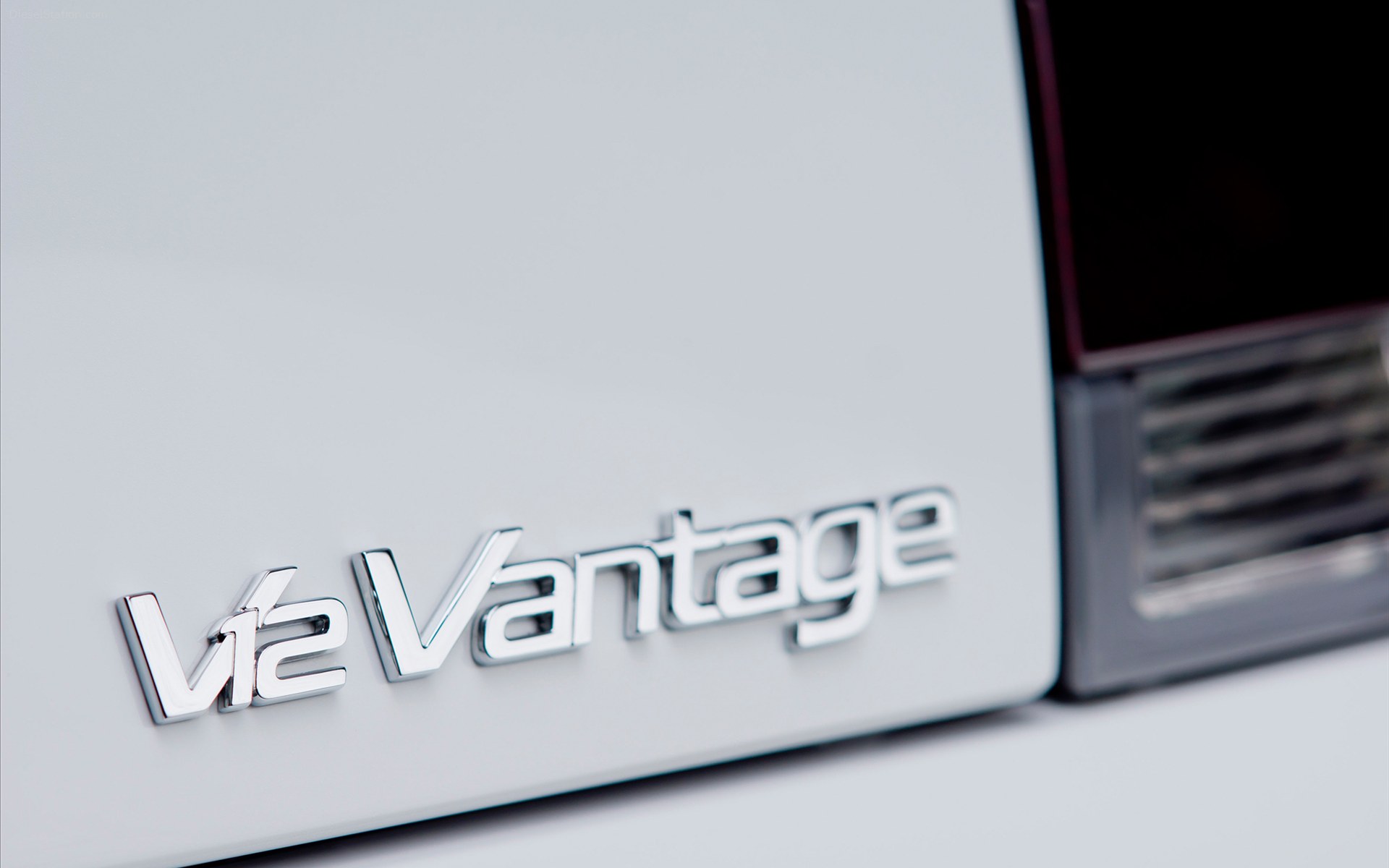 Aston Martin V12 Vantage Roadster 2013